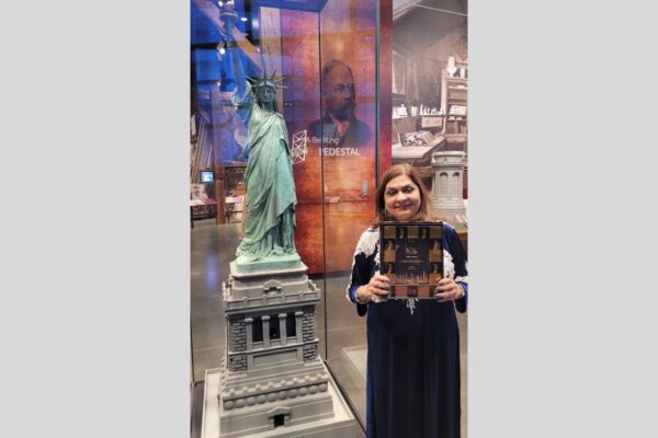 Sima Taparia Receives Elite Most Influential Indian Award at Statue of Liberty in New York